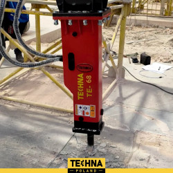 Techna Poland PHU KAROL BOROŃMłot hydrauliczny TE-68 – precyzyjna moc do koparek 4–7 t

Jeśli zależy Ci na narzędziu, które łączy moc z precyzją, TE-68 to młot hydrauliczny, na którym możesz polegać. Jego waga 357 kg i solidna konstrukcja sprawiają, że jest to jedno z najbardziej niezawodnych narzędzi dla koparek o wadze 4-7 t. Z TE-68 masz pełną kontrolę nad wyburzeniami, nawet w najbardziej wymagających warunkach. Dzięki wysokiej częstotliwości uderzeń i dokładnej obsłudze, młot ten znacząco zwiększa efektywność prac budowlanych, drogowych oraz wydobywczych.