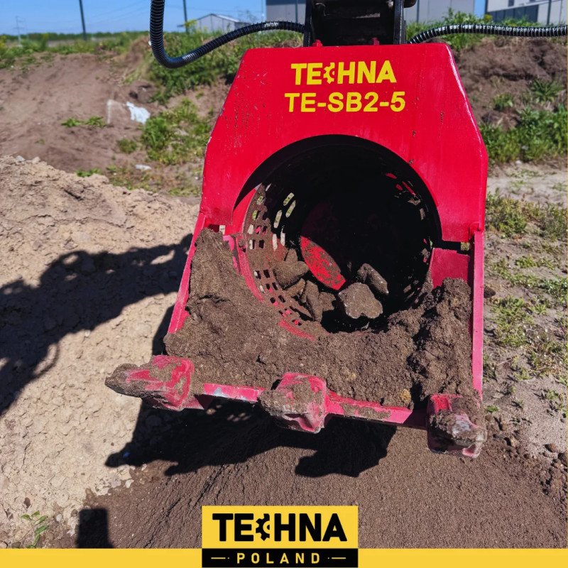 Ситова кофа за товарач 2-5 тонаОптимизиране на работата при трудни условия
Ако търсите бърза и ефективна обработка на материалите на строителната площадка, в градината или при комунални дейности, ситова кофа CTHB-SD01 е инструмент, който ще отговори напълно на вашите нужди. С помощта на тази кофа можете да намалите времето за раздробяване с до 60%, което значително ускорява процесите на строителство и рециклиране. С нея ще извлечете ценни материали, подходящи за по-нататъшна обработка, което ще ви позволи да оптимизирате използването им и да намалите отпадъците. Ситова кофа за товарач 2-5 тона