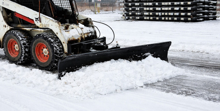 Budowa pługa do śniegu, który sprawdzi się zimą na drodze i działce />
  </div>

                        