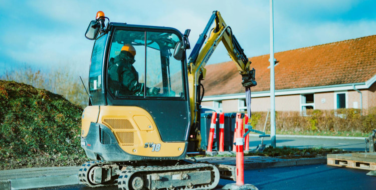 Jak wybrać młot hydrauliczny do minikoparki? Sprawdź, co naprawdę ma znaczenie przed zakupem! />
  </div>

                        